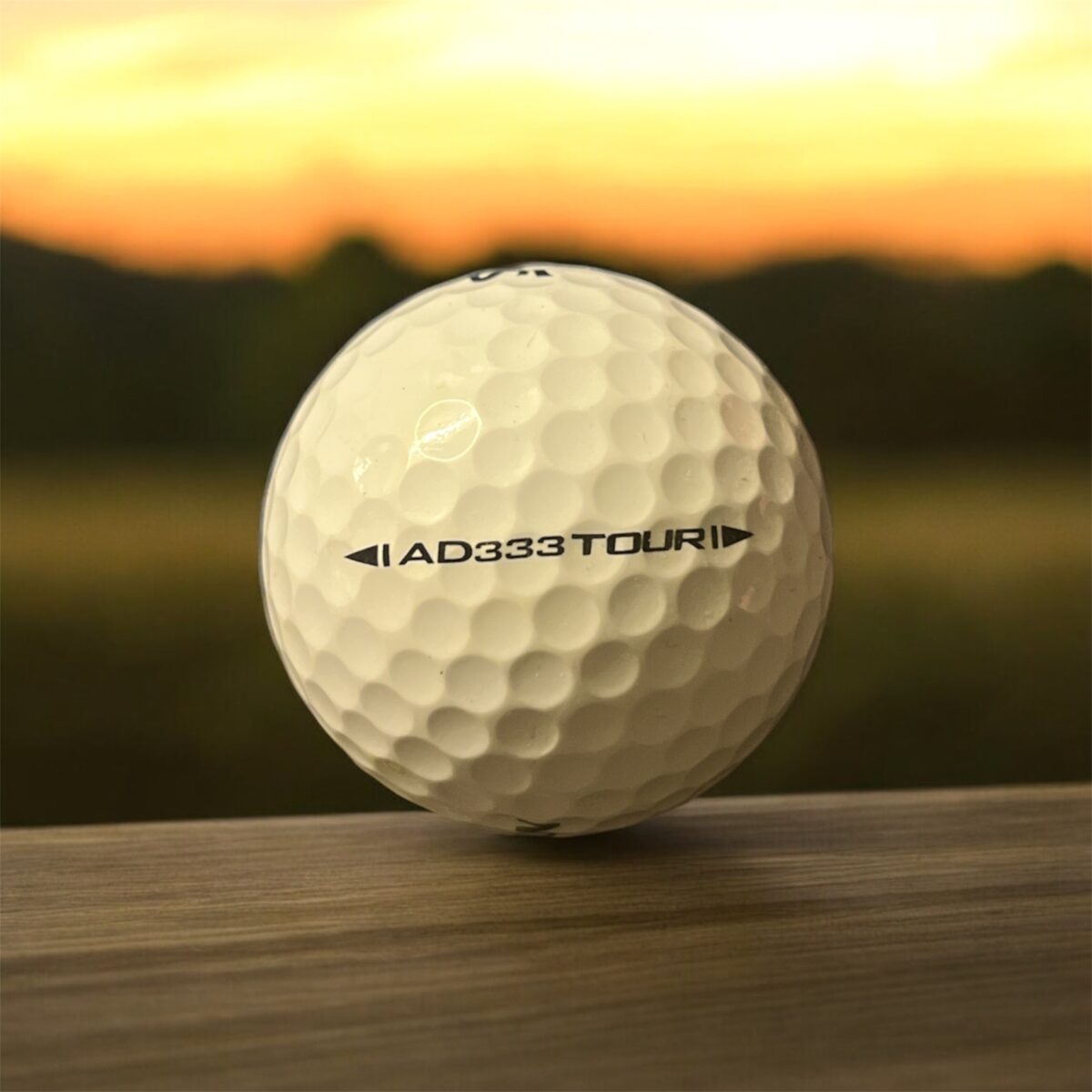 Återvunnen golfboll i vit färg av modellen Srixon AD333 Tour fotad bakifrån