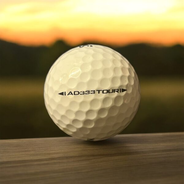 Återvunnen golfboll i vit färg av modellen Srixon AD333 Tour fotad bakifrån