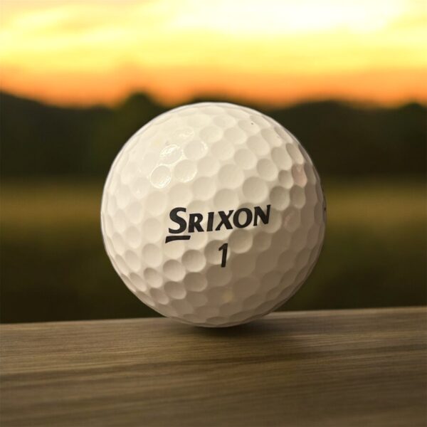 Återvunnen golfboll i vit färg av modellen Srixon AD333 Tour fotad framifrån