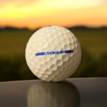 Återvunnen golfboll i vit färg av modellen Srixon AD333 fotad bakifrån