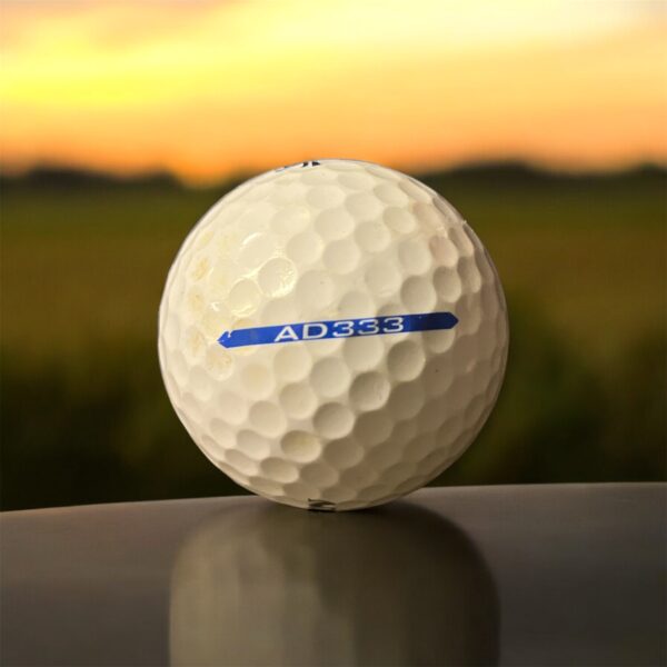 Återvunnen golfboll i vit färg av modellen Srixon AD333 fotad bakifrån