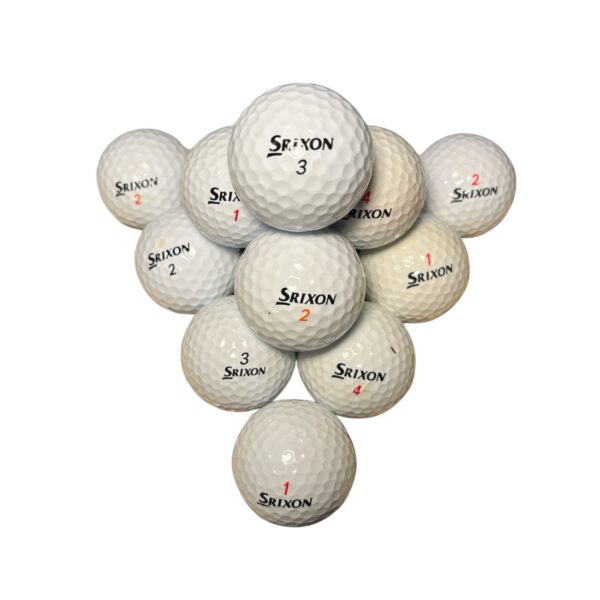 Återvunna golfbollar i vit färg av märket Srixon Mix staplade tät ihop fotade framifrån