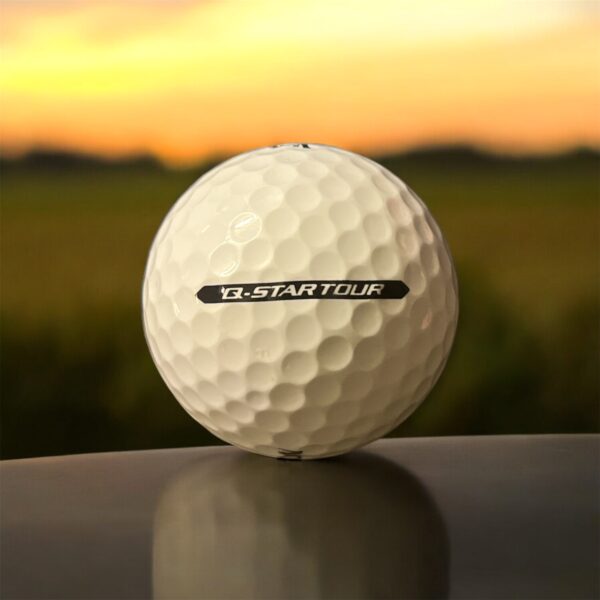 Återvunnen golfboll i vit färg av modellen Srixon Q-Star Tour fotad bakifrån