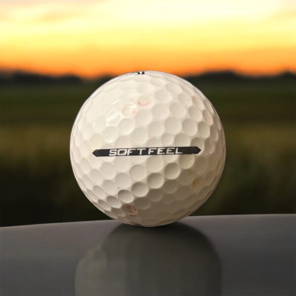Återvunnen golfboll i vit färg av modellen Srixon SoftFeel fotad bakifrån