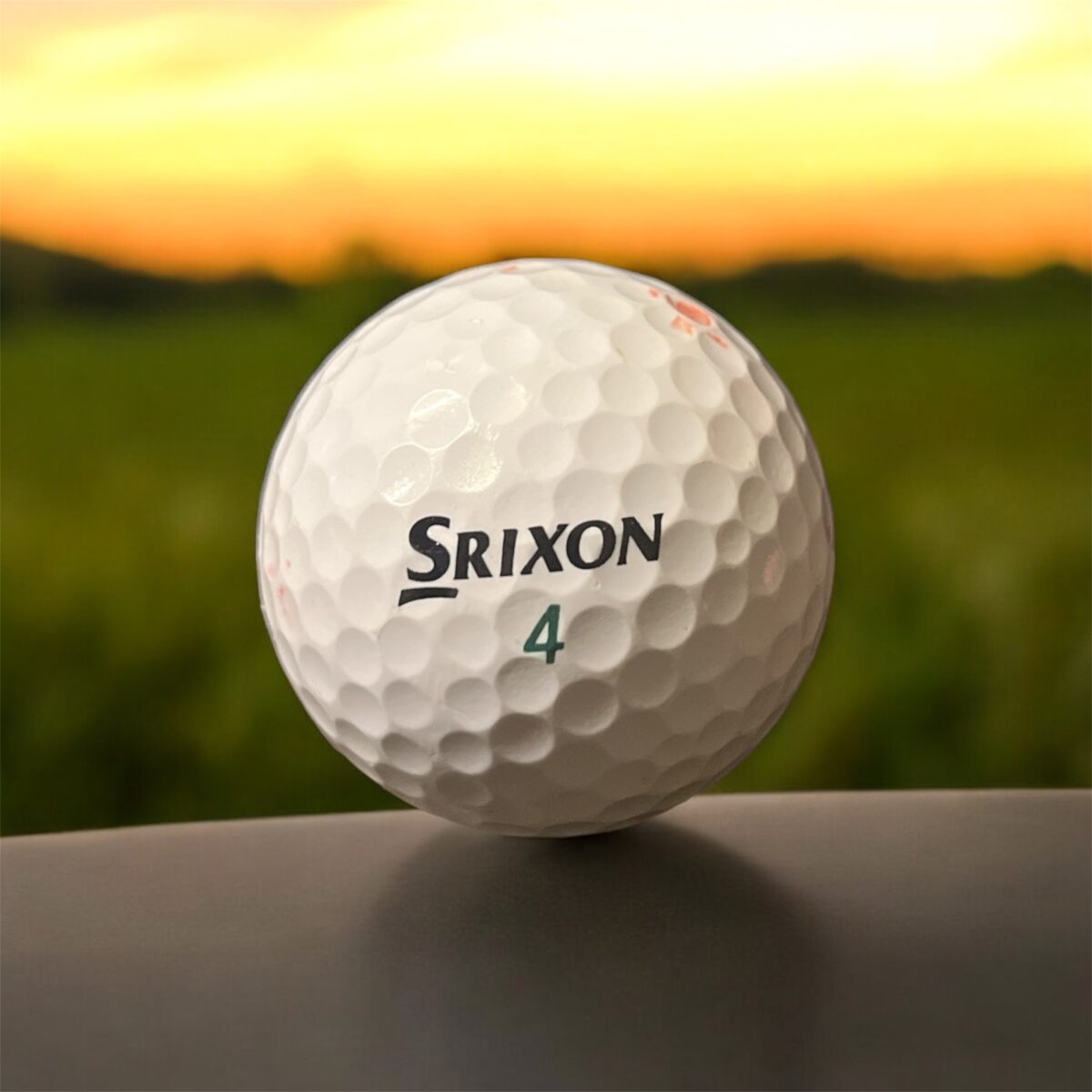Återvunnen golfboll i vit färg av modellen Srixon Softfeelfotad bakifrån