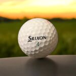Återvunnen golfboll i vit färg av modellen Srixon Softfeelfotad bakifrån