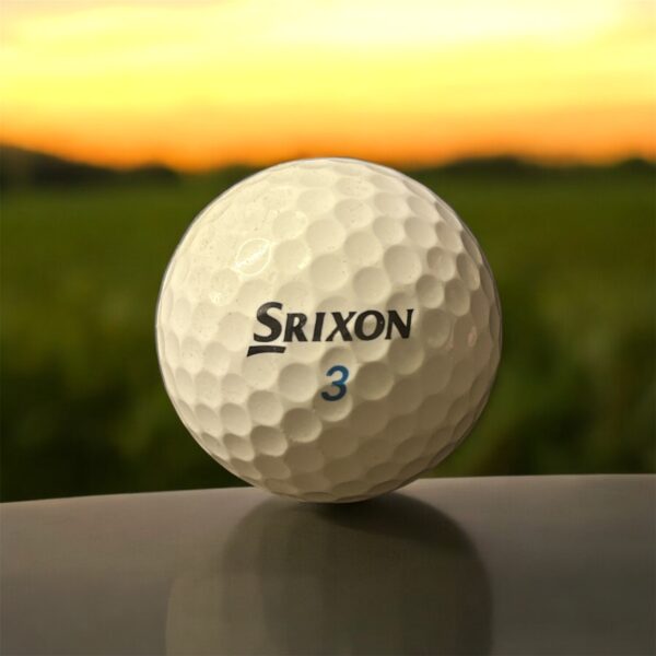 Återvunnen golfboll i vit färg av modellen Srixon Ultisoft fotad framifrån