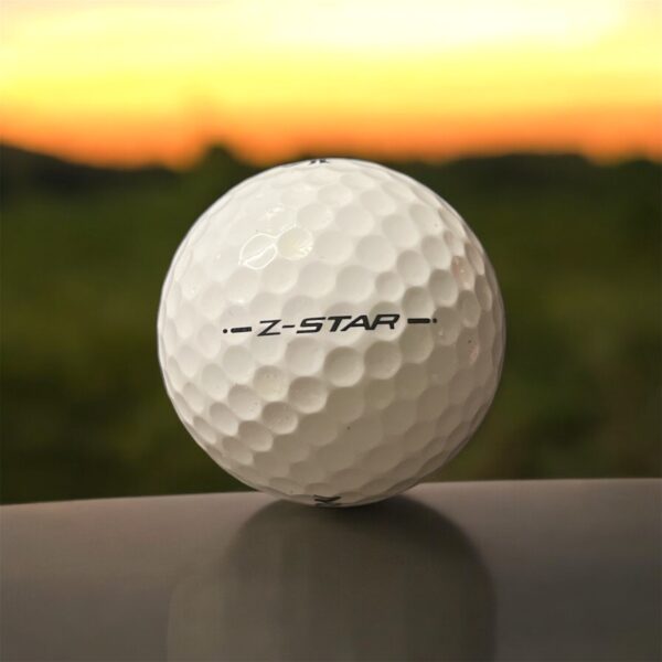Återvunnen golfboll i vit färg av modellen Srixon Z-Star fotad bakifrån