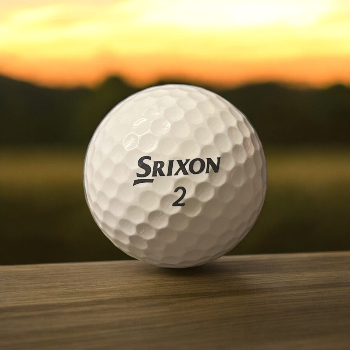 Återvunnen golfboll i vit färg av modellen Srixon Z-Star fotad framifrån