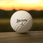 Återvunnen golfboll i vit färg av modellen Srixon Z-Star fotad framifrån