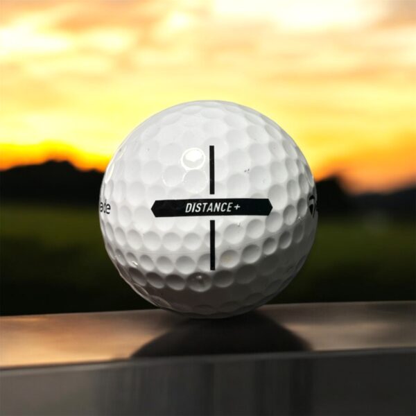 Återvunnen golfboll i vit färg av modellen Taylormade Distance+ fotad bakifrån