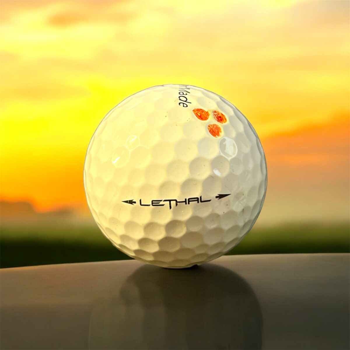 Återvunnen golfboll i vit färg av modellen Taylormade Lethal fotad bakifrån