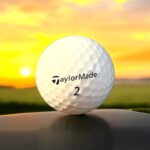 Återvunnen golfboll i vit färg av modellen Taylormade Lethal fotad framifrån