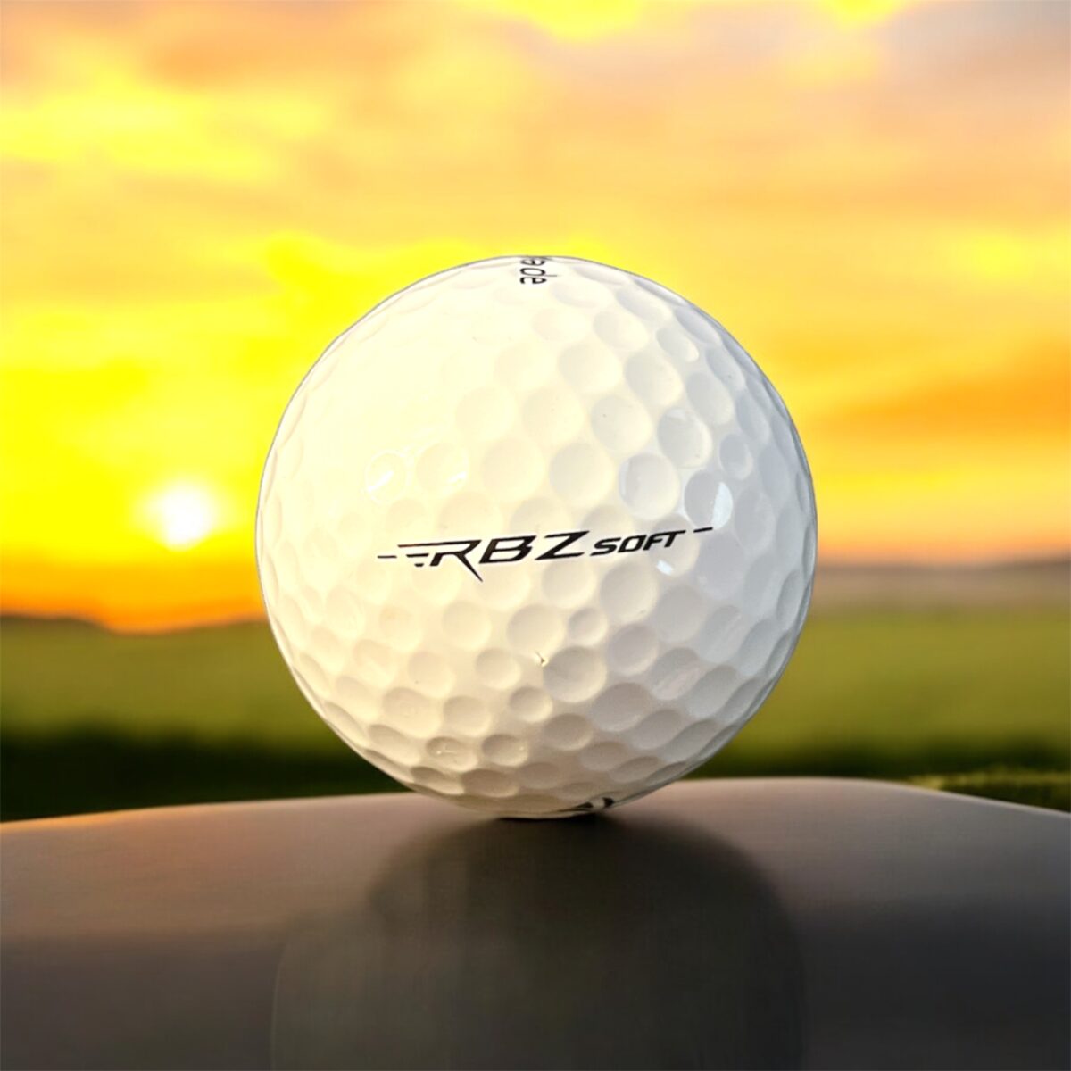 Återvunnen golfboll i vit färg av modellen Taylormade RBZ Soft fotad bakifrån