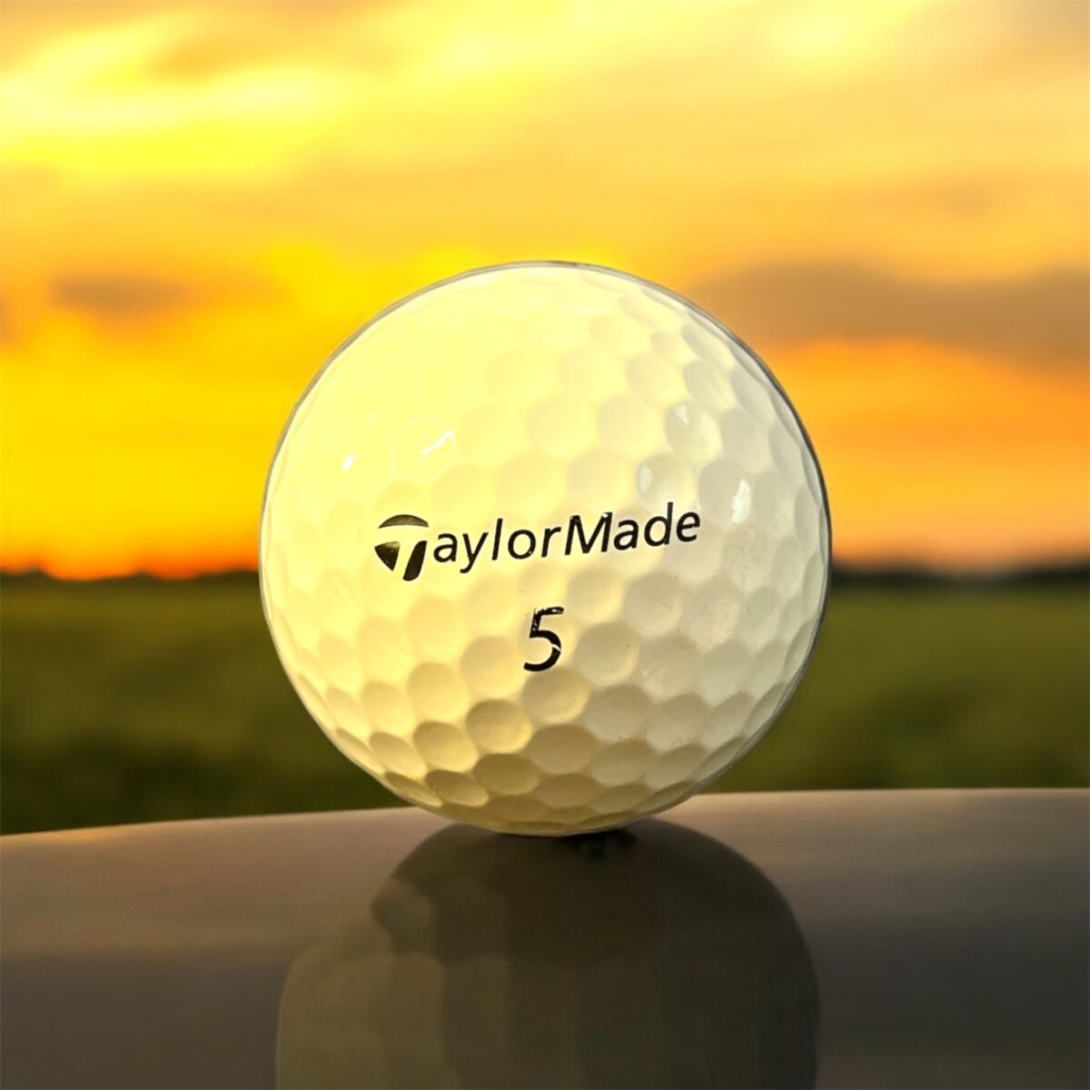 Återvunnen golfboll i vit färg av modellen Taylormade RBZ Soft fotad framifrån