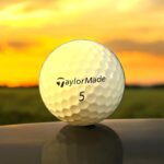 Återvunnen golfboll i vit färg av modellen Taylormade RBZ Soft fotad framifrån
