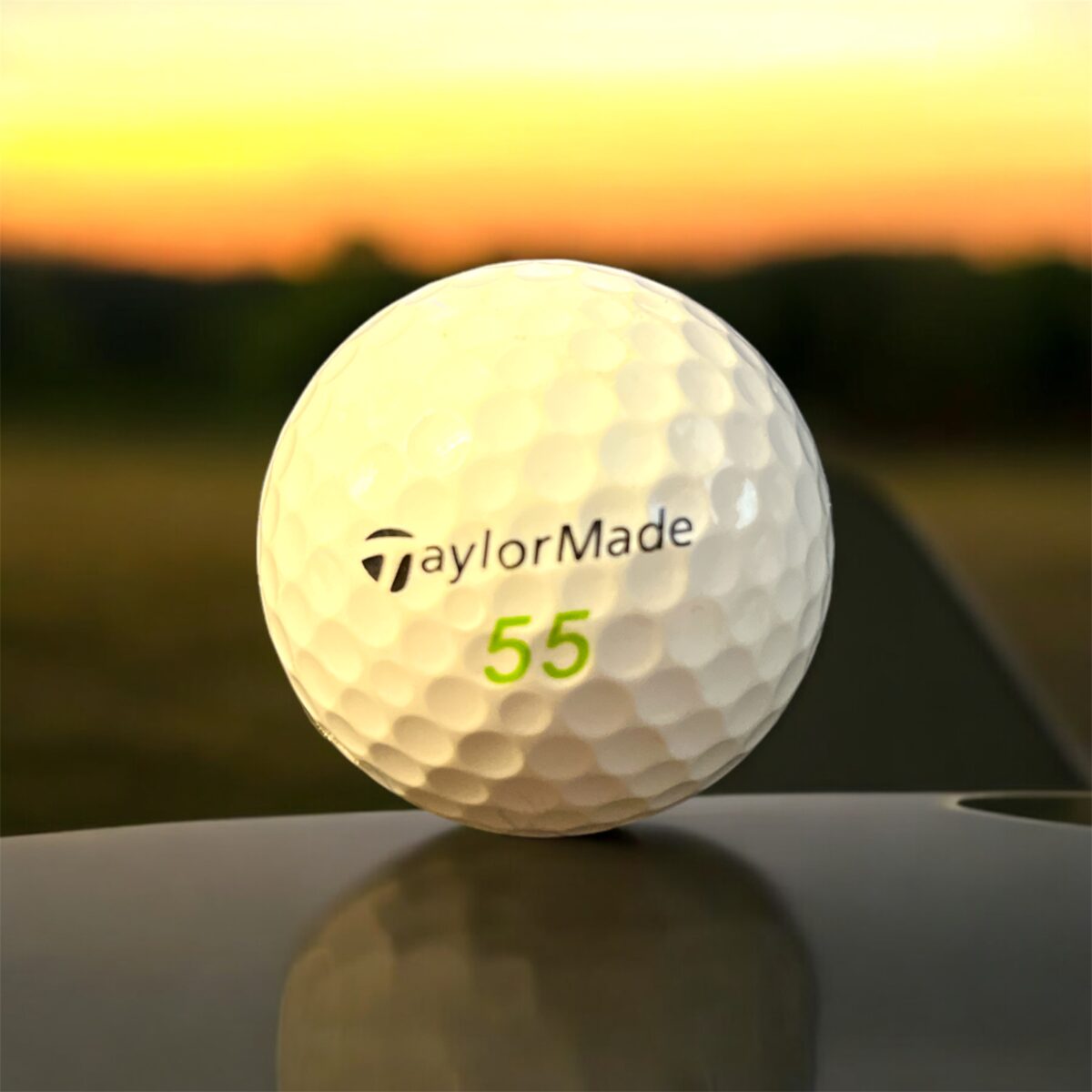 Återvunnen golfboll i vit färg av modellen Taylormade Rocketballz fotad framifrån