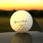 Återvunnen golfboll i vit färg av modellen Taylormade Rocketballz fotad framifrån