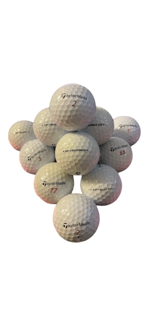 Återvunna golfbollar staplade på varandra i vit färg av varumärket Taylormade mix med blandade modeller fotad framifrån