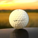 Återvunnen golfboll i vit färg av modellen Taylormade V3 Urethane fotad bakifrån