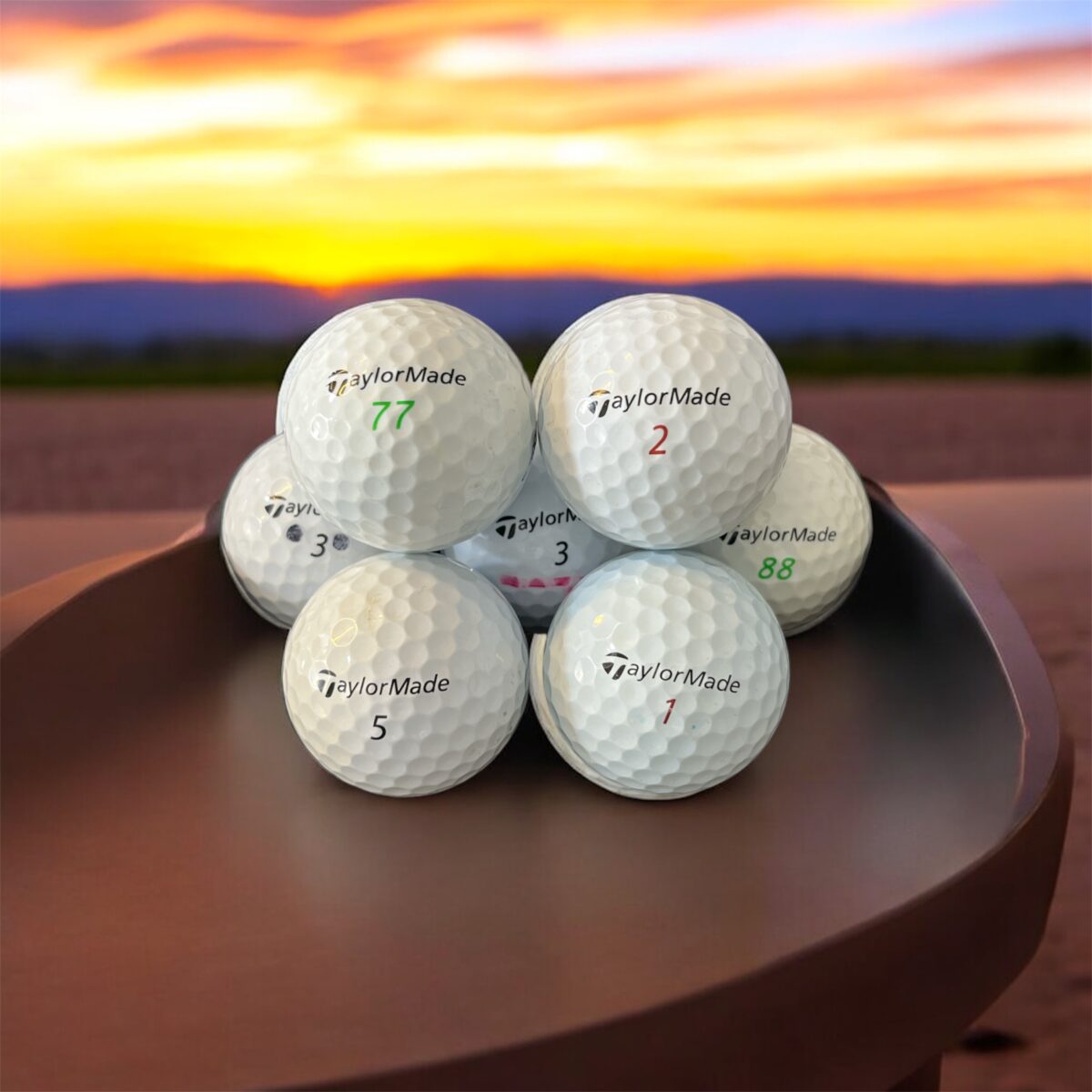 Återvunnen golfboll i vit färg av modellen Taylormade MIX fotad framifrån