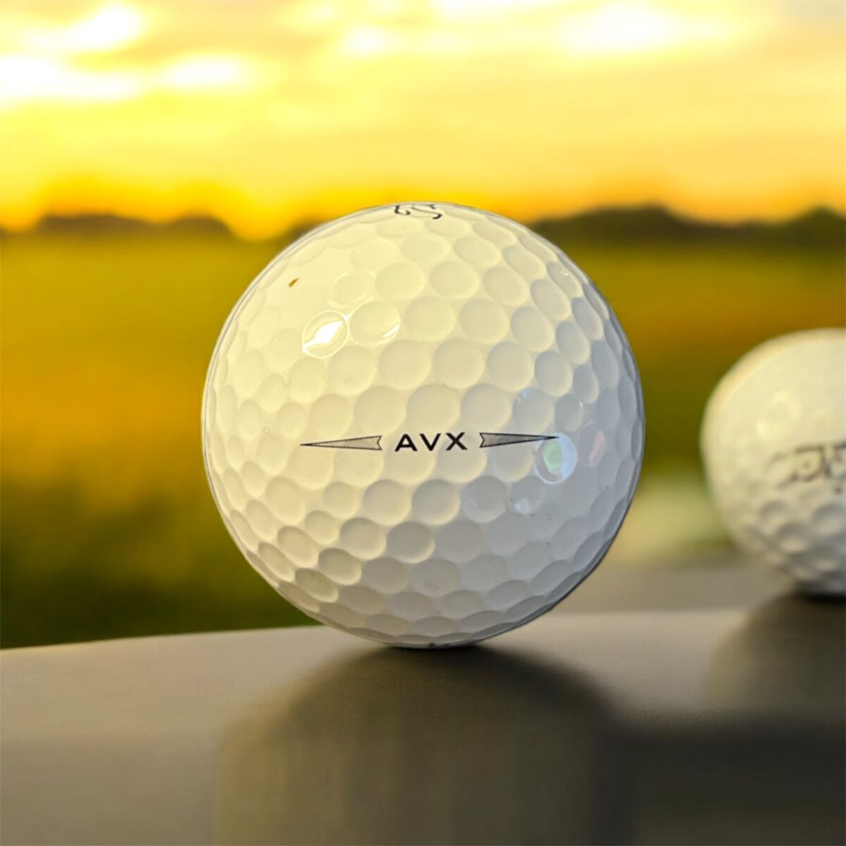 Återvunnen golfboll i vit färg av modellen titleist AVX fotad bakifrån