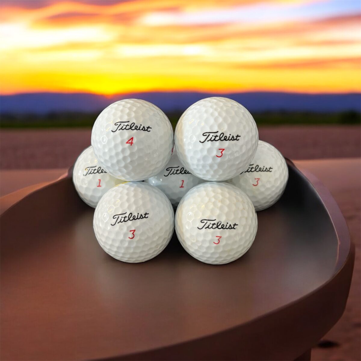 Återvunna golfbollar placerade tät ihop i vit färg av modellen titleist mix fotad framifrån