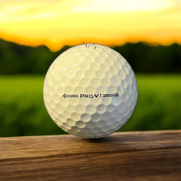 Återvunnen golfboll i vit färg av modellen titleist pro v1 fotad framifrån