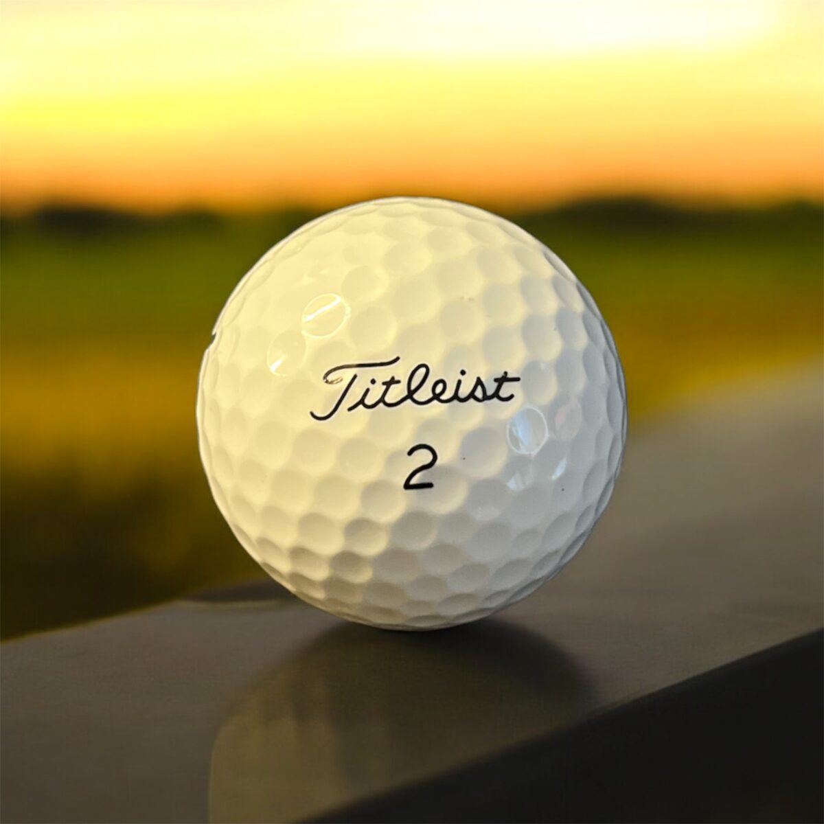 Återvunnen golfboll i vit färg av modellen titleist tour soft fotad framifrån