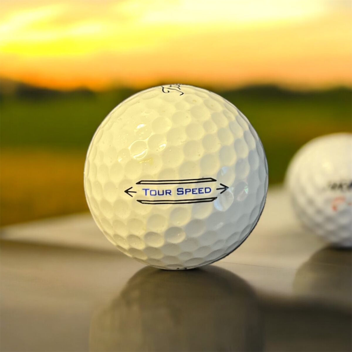 Återvunnen golfboll i vit färg av modellen titleist Tour Speed fotad bakifrån