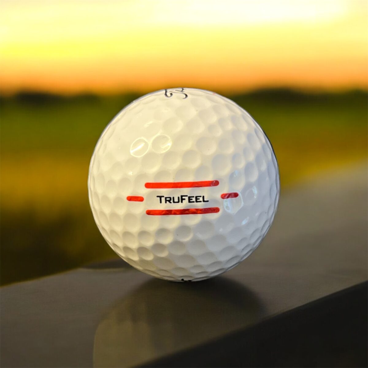 Återvunnen golfboll i vit färg av modellen titleist trufeel fotad bakifrån