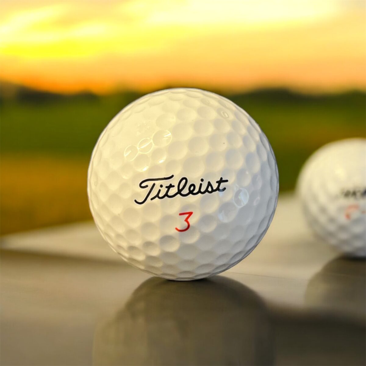 Återvunnen golfboll i vit färg av modellen titleist trufeel fotad framifrån