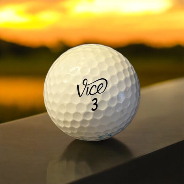 Återvunnen golfboll i vit färg av modellen Vice drive fotad framifrån
