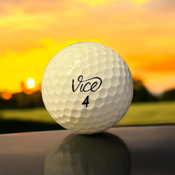 Återvunnen golfboll i vit färg av modellen Vice Pro fotad framifrån