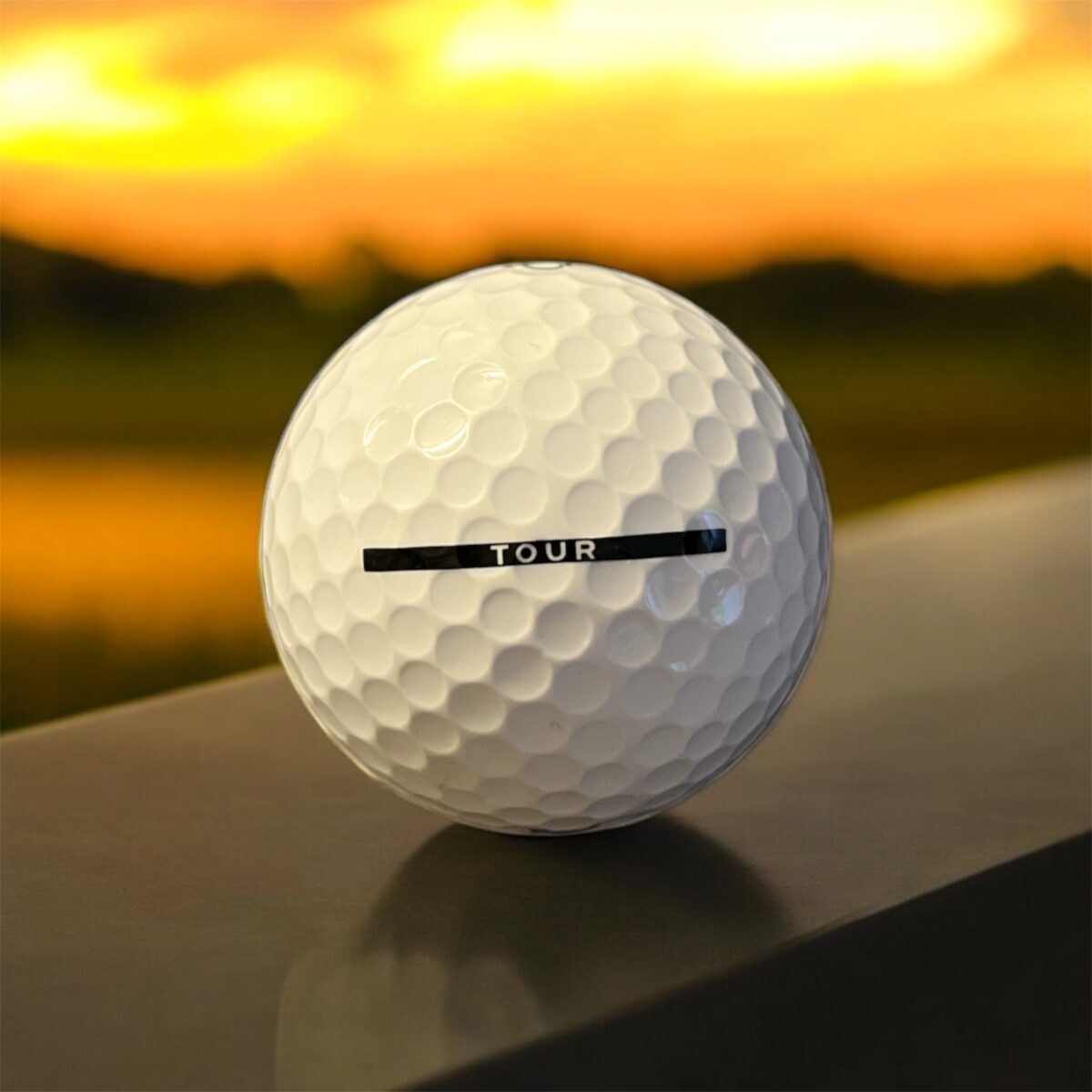 Återvunnen golfboll i vit färg av modellen Vice drive fotad bakifrån