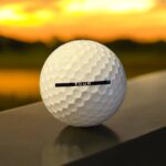 Återvunnen golfboll i vit färg av modellen Vice drive fotad bakifrån