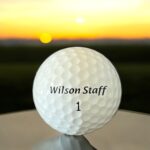 Återvunnen golfboll i vit färg av modellen Wilson FG Tour fotad framifrån