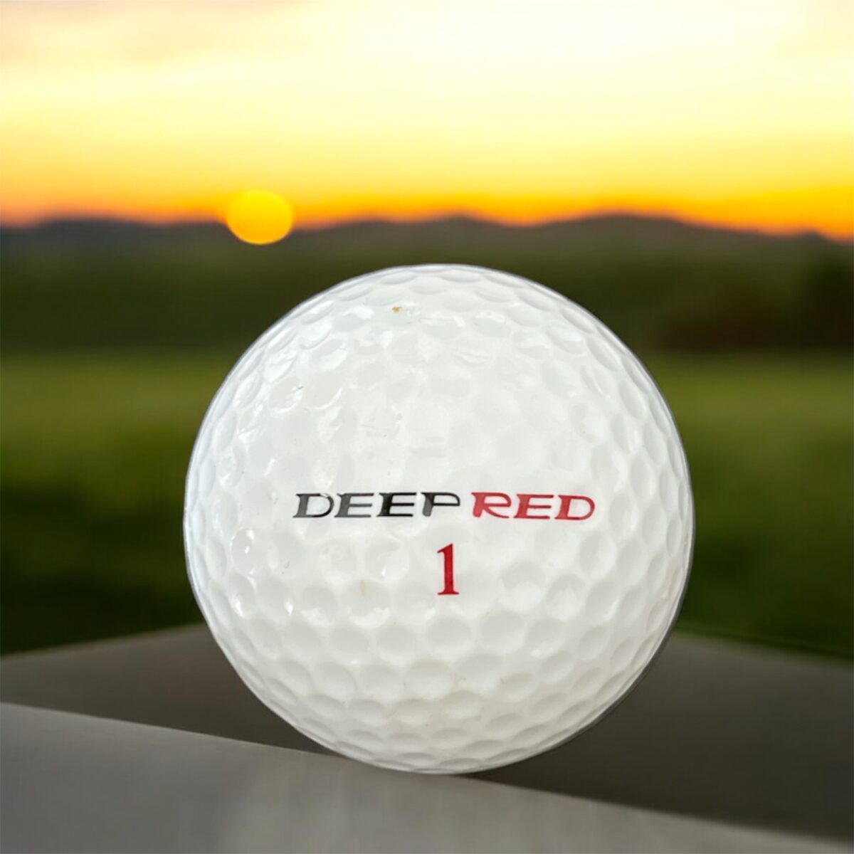 Återvunnen golfboll i vit färg av modellen Wilson deepred fotad framifrån