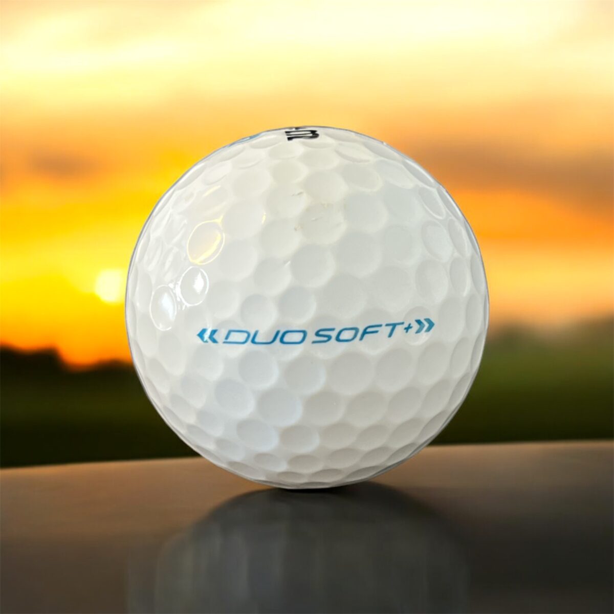 Återvunnen golfboll i vit färg av modellen Wilson DUO soft fotad bakifrån