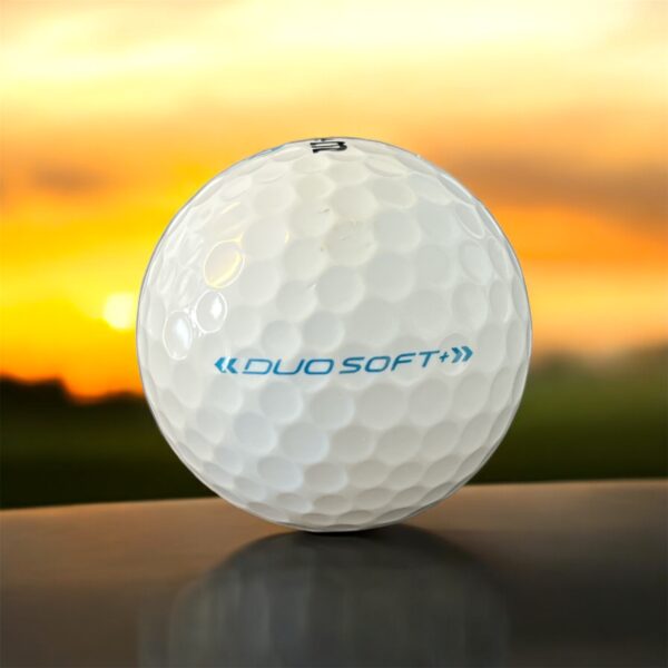 Återvunnen golfboll i vit färg av modellen Wilson DUO soft fotad bakifrån
