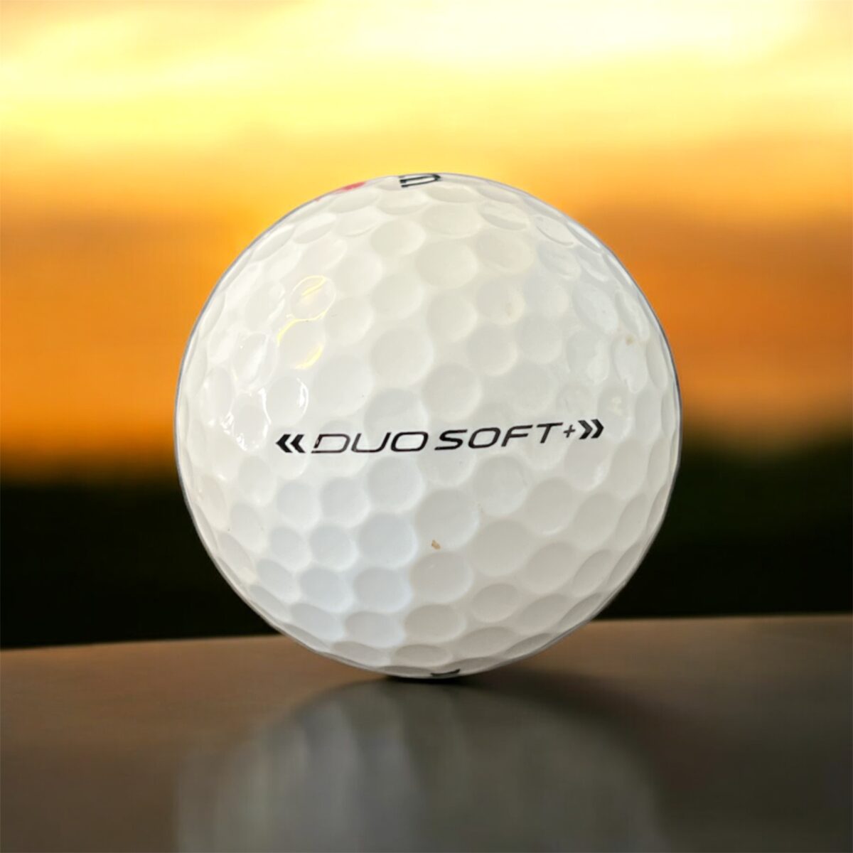 Återvunnen golfboll i vit färg av modellen Wilson duosoft fotad bakifrån