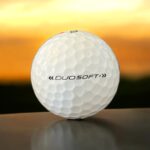 Återvunnen golfboll i vit färg av modellen Wilson duosoft fotad bakifrån
