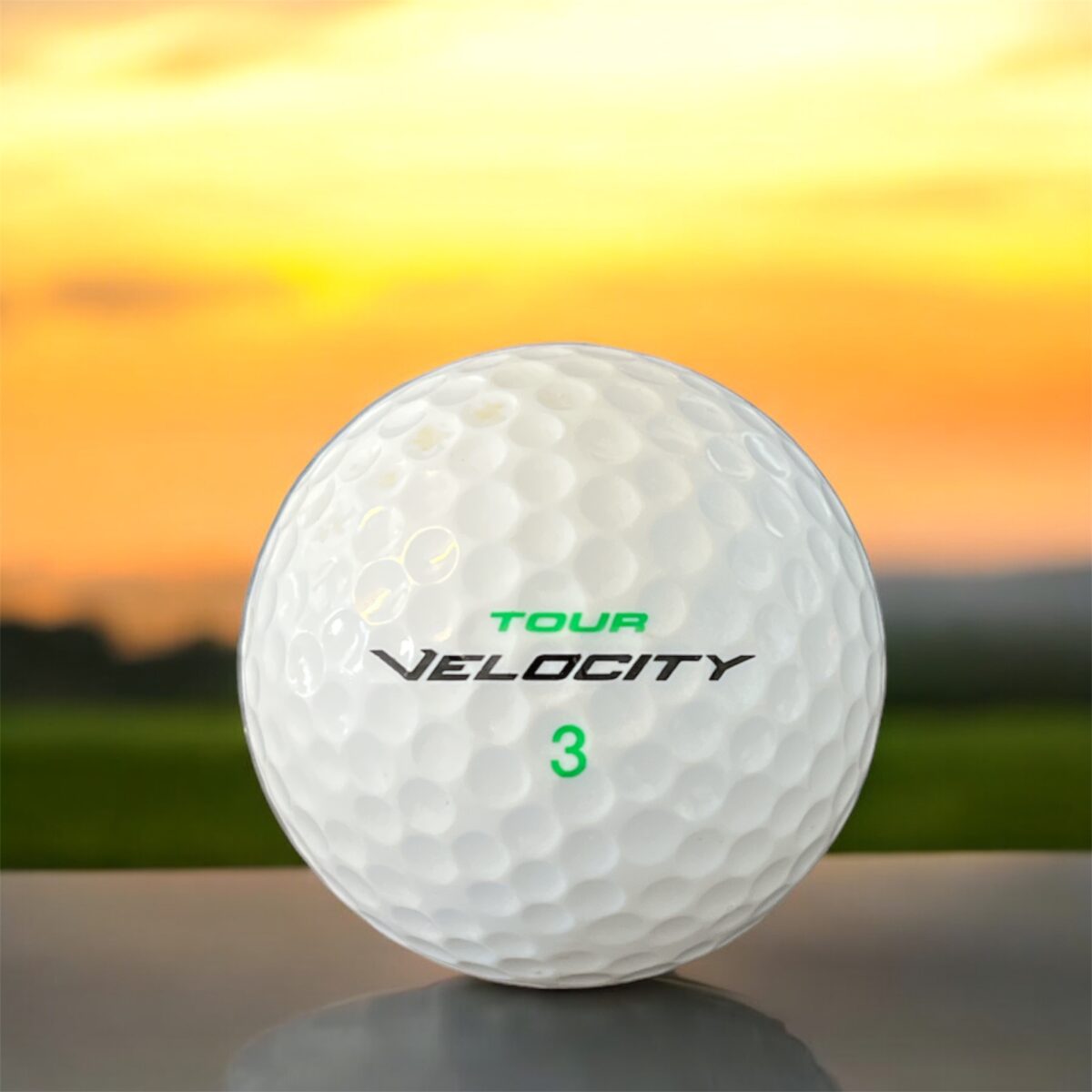 Återvunnen golfboll i vit färg av modellen Wilson tour velocity fotad framifrån
