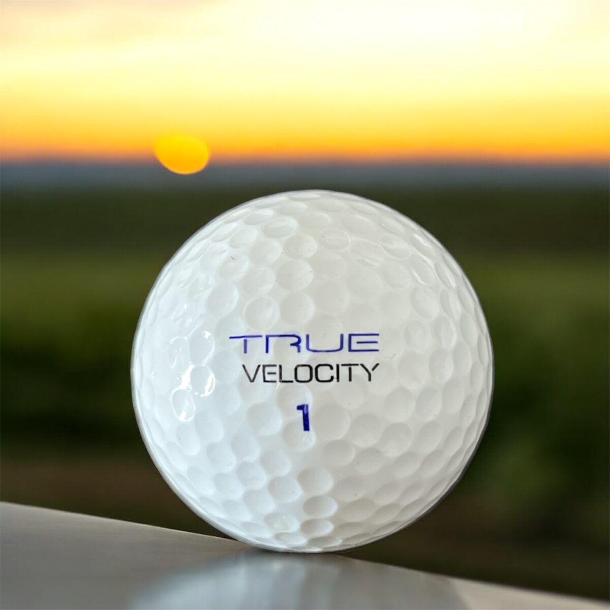 Återvunnen golfboll i vit färg av modellen Wilson True velocity fotad framifrån