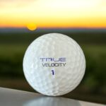 Återvunnen golfboll i vit färg av modellen Wilson True velocity fotad framifrån